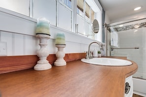 Douche, séchoir à cheveux, serviettes fournies, savon
