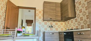 Fridge, oven, stovetop, cookware/dishes/utensils - ✿ Villetta Flowers ✿ Punta Prosciutto, LECCE! (Punta Prosciutto)