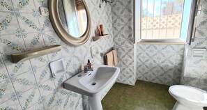 Shower, hair dryer, bidet, toilet paper - ✿ Villetta Flowers ✿ Punta Prosciutto, LECCE! (Punta Prosciutto)