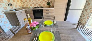 Fridge, oven, stovetop, cookware/dishes/utensils - ✿ Villetta Flowers ✿ Punta Prosciutto, LECCE! (Punta Prosciutto)