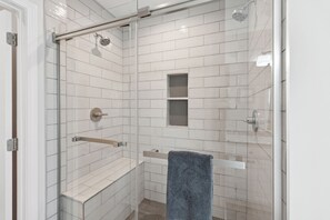 Combined shower/tub, hair dryer, towels