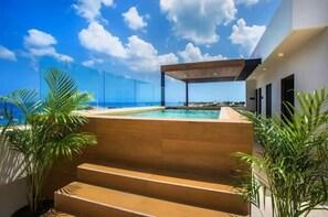 Een buitenzwembad, een zwembad op het dak