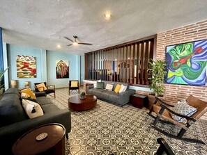 Una Smart TV, una biblioteca de música, un reproductor estéreo