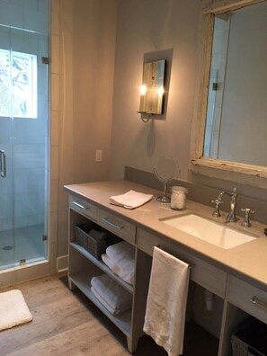 Shower, hair dryer, towels, soap - Cozy and comfortable one bedroom with kitchen and with pasture view. (Burton)