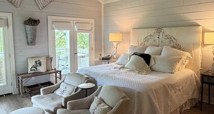 Cozy and comfortable one bedroom with kitchen and with pasture view.