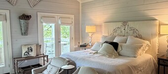 Cozy and comfortable one bedroom with kitchen and with pasture view.