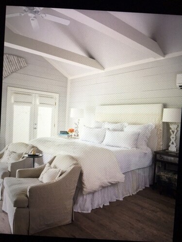 Cozy and comfortable one bedroom with kitchen and with pasture view.