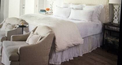 Cozy and comfortable one bedroom with kitchen and with pasture view.