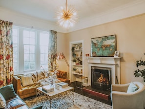 TV, fireplace