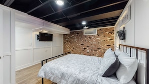 4 bedrooms, iron/ironing board, travel crib, free WiFi - Steps to the HOF: Football Fans’ Dream Stay (Canton)