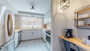 Fridge, microwave, oven, stovetop - Steps to the HOF: Football Fans’ Dream Stay (Canton)