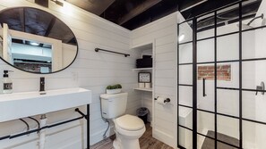 Kombinert dusj/badekar, hårføner, håndklær og såpe