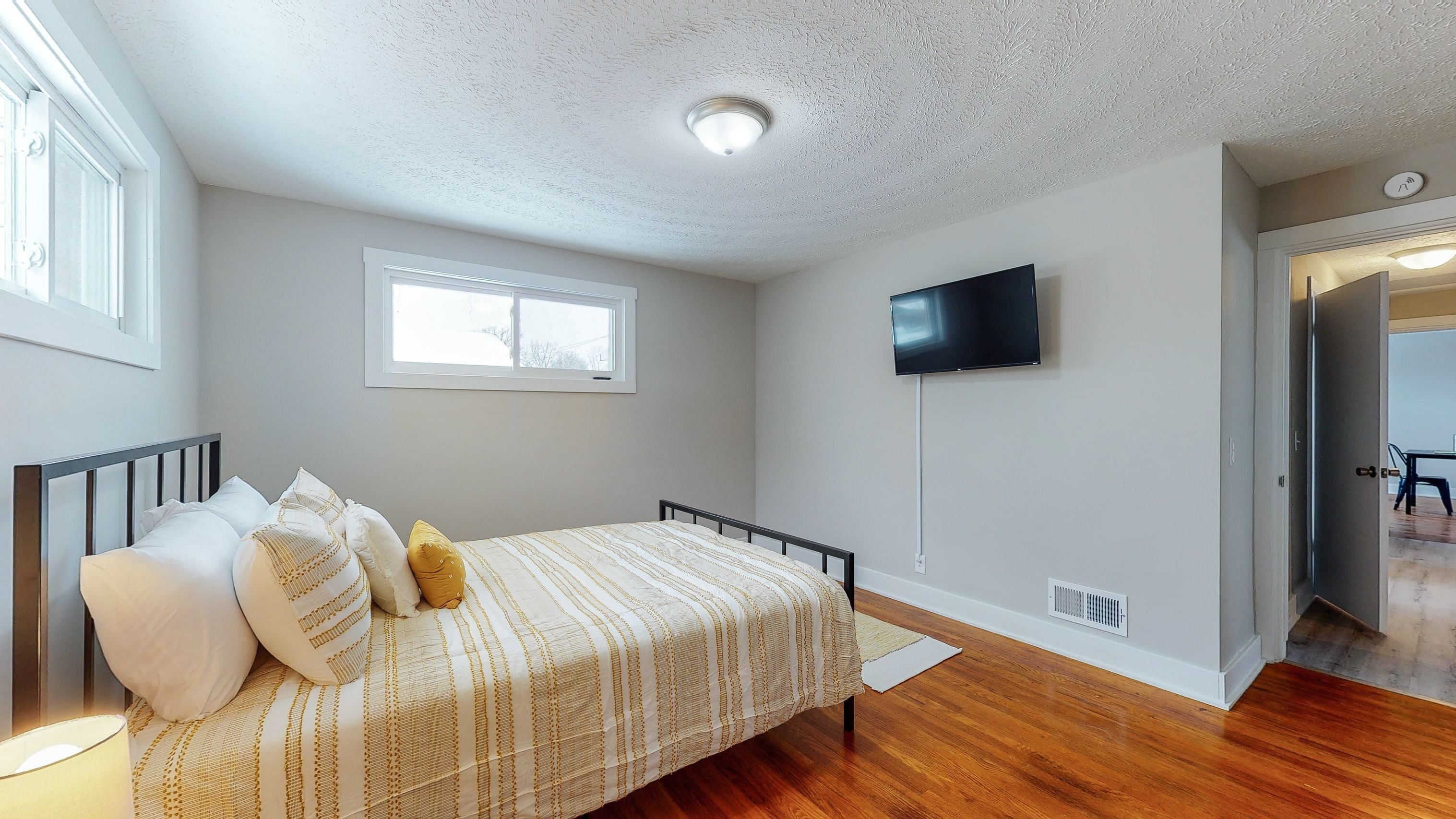 4 habitaciones, tabla de planchar con plancha y cuna de viaje 