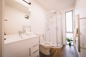 Ducha, secador de pelo, toallas, jabón