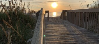 Expansive Ocean View: Luxury,  Comfort, at the Beach, Family & Budget Friendly! 