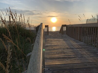 Expansive Ocean View: Luxury,  Comfort, at the Beach, Family & Budget Friendly! 