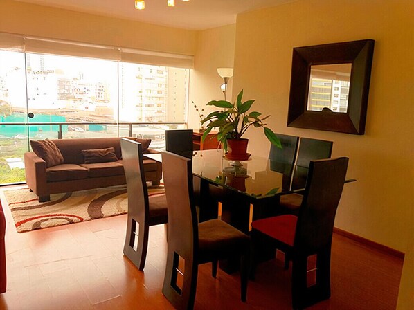 Appartement familial, 2 chambres | Salle à manger