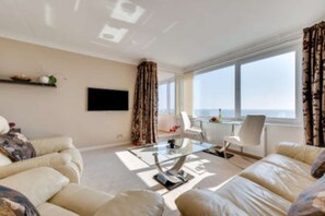 Smart TV, DVD player, books - With spectacular sea views the flat is literally across the road from the Beach. (Hove)