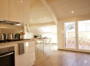 Studio | Private kitchen | Stovetop, electric kettle, toaster, cookware/dishes/utensils - Appartamento Croce di Malta (Imperia)