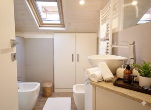 Studio | Bathroom | Shower, towels - Appartamento Croce di Malta (Imperia)