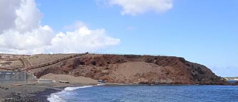 Nær stranden og solsenger