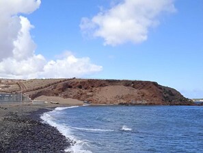 Ubicación cercana a la playa y tumbonas