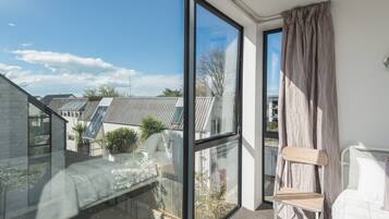 3 bedrooms, iron/ironing board, bed sheets