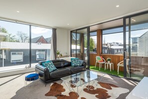 Apartamento, 3 habitaciones | Zona de estar | Una televisión de pantalla plana