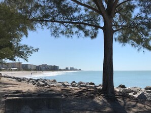 Beach nearby, sun loungers, beach towels