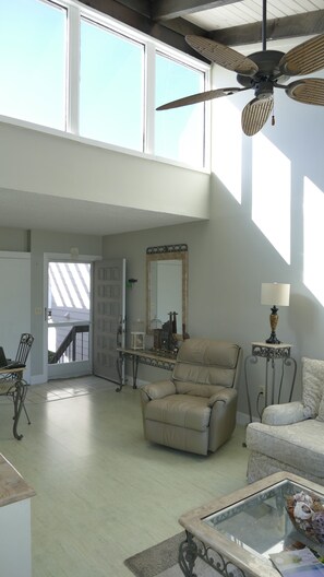 Living area - Best Pool On the Gulf , Great View, Steps to the Crow's Nest. L@@K - Avail 4/1 (Venice)