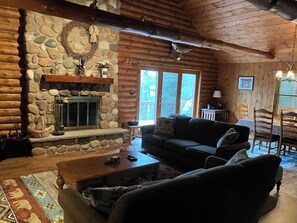 Smart TV, chimenea, reproductor de DVD y tenis de mesa