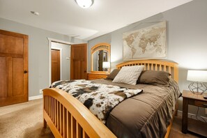 2 slaapkamers, een bureau, een strijkplank/strijkijzer, reisbedje