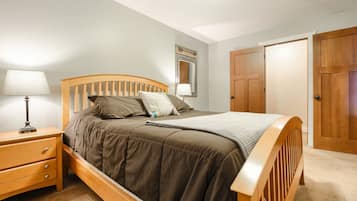 2 bedrooms, desk, iron/ironing board, travel crib