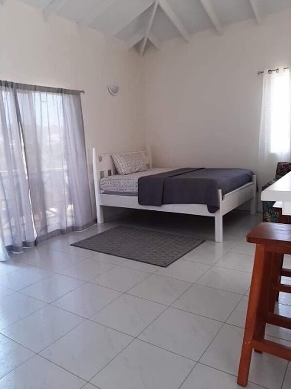 1 habitación, tabla de planchar con plancha, wifi gratis y ropa de cama 