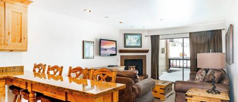 Smart TV, chimenea, reproductor de DVD y libros