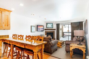 Smart TV, fireplace, DVD player, books - Ski in Ski out Private Condo With Balcony Overlooking the Lifts (Park City)