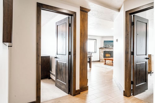 Village Loft 22 | Ski-In/Out | Ski View | Updated | Balcony | Kitchen | Fireplace