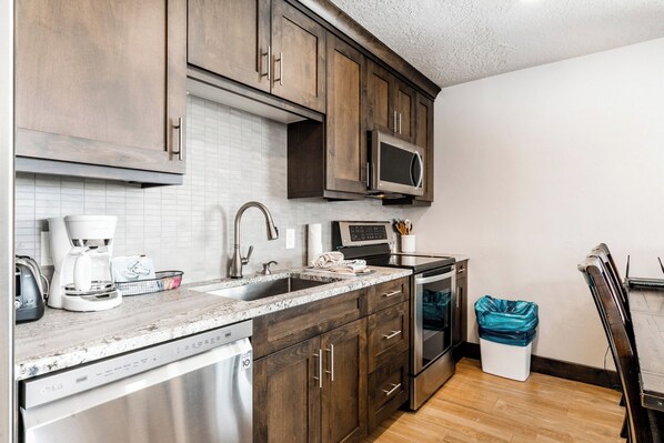 冷蔵庫、電子レンジ、オーブン、コンロ