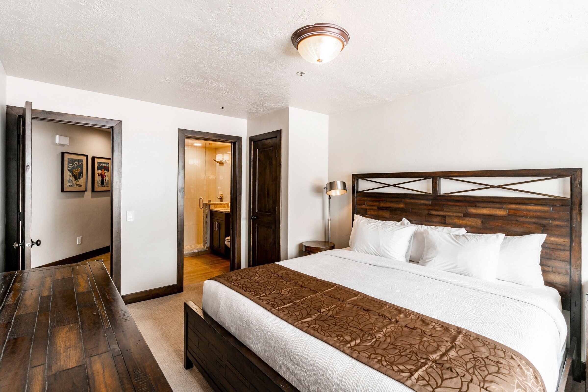 2 habitaciones, escritorio, tabla de planchar con plancha y wifi gratis 