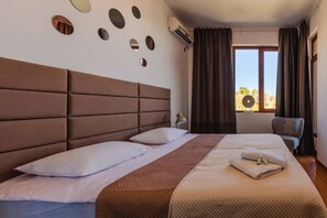Apartment, Mehrere Betten | 2 Schlafzimmer, Bügeleisen/Bügelbrett, kostenloses WLAN, Bettwäsche