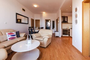 Apartment, Mehrere Betten | Wohnbereich | 30-Zoll-Fernseher mit Digitalempfang