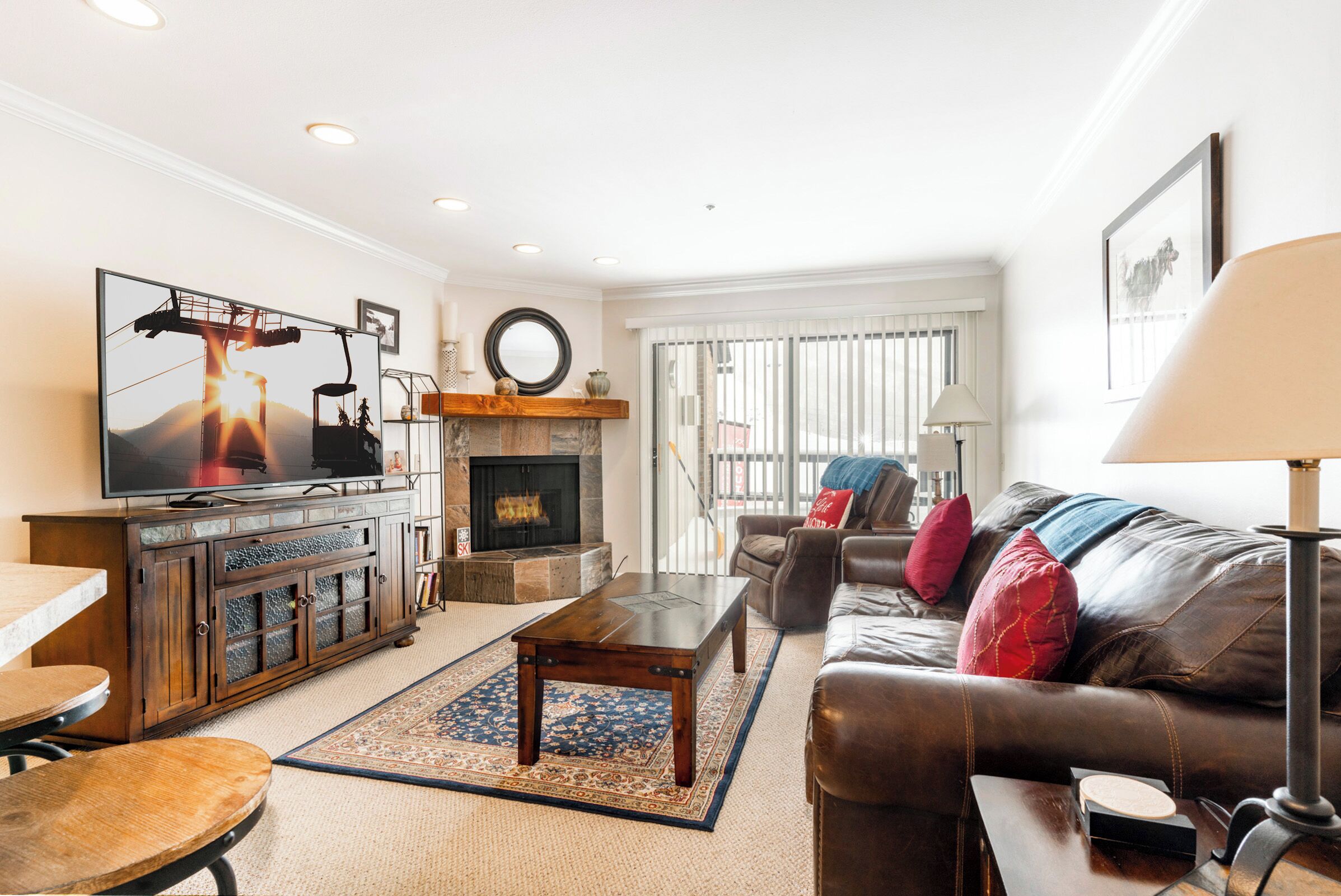 Smart-TV, peis, DVD-spiller og bøker