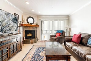 تلفزيون ذكي، مدفأة، مشغل دي في دي، كُتُب