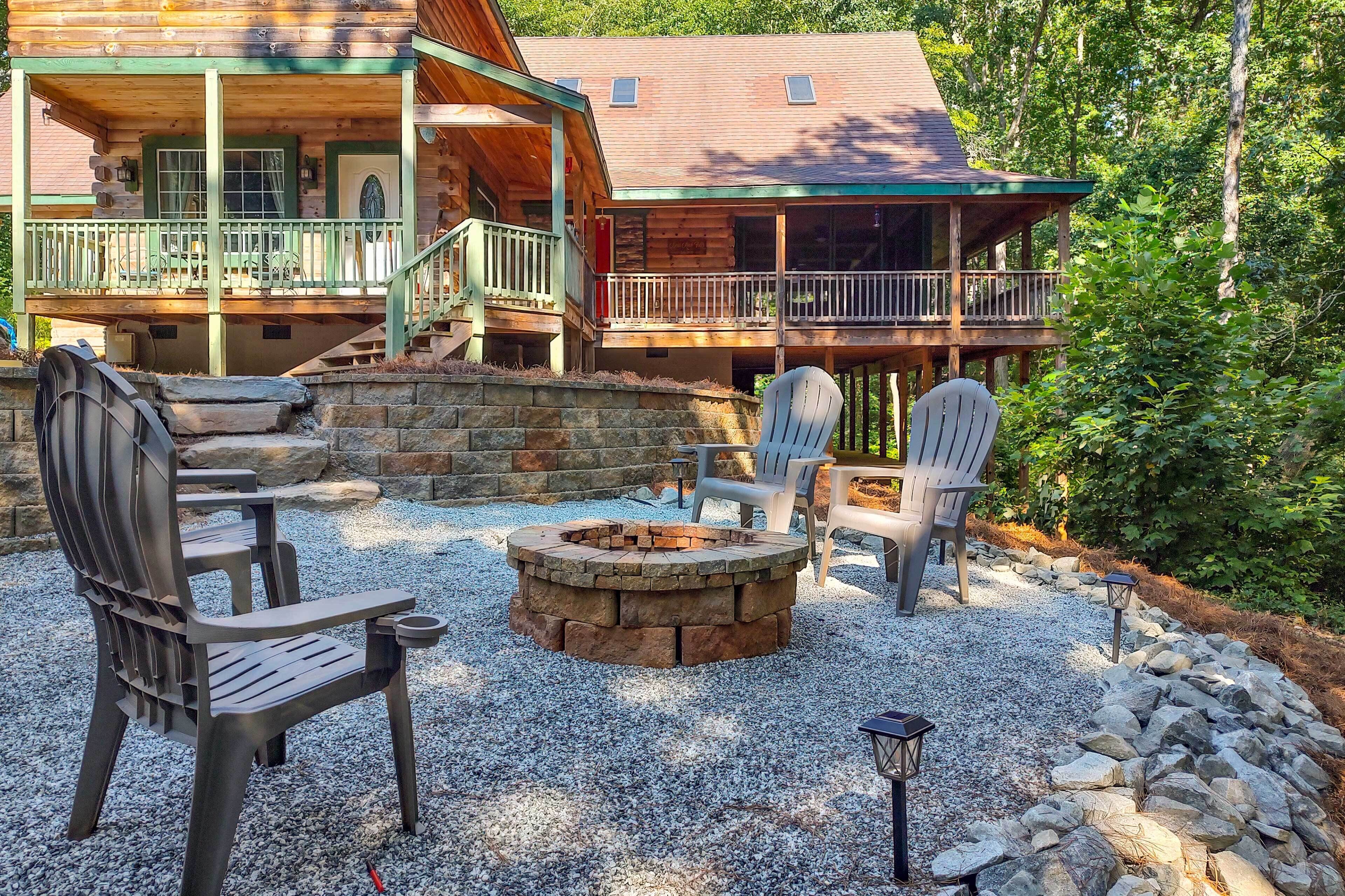 Lake Hartwell Area Cabin w/ Community Pool Access!