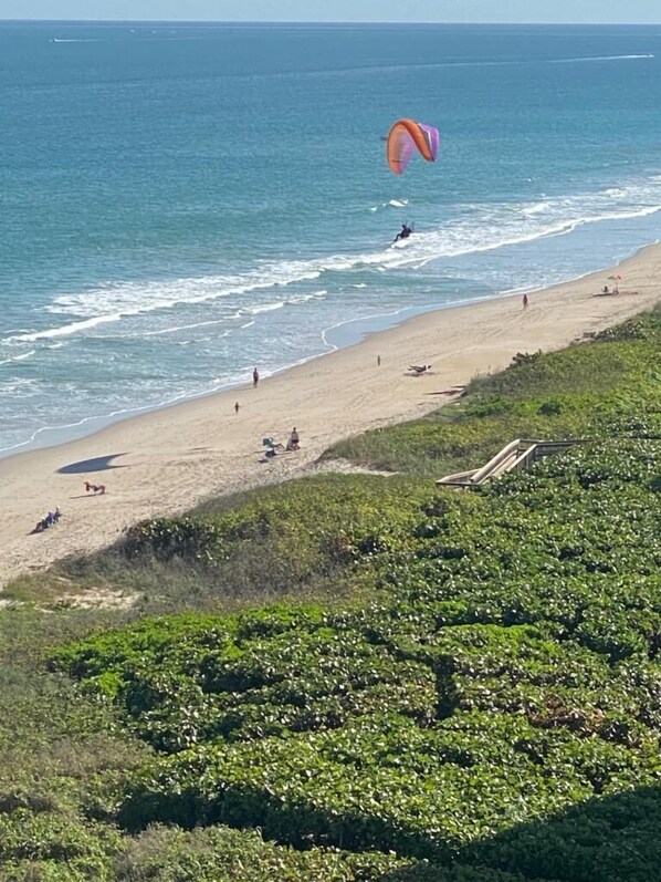En la playa, camastros y toallas de playa