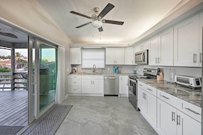 Fridge, microwave, stovetop, dishwasher