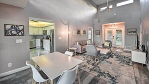 Um interior moderno com área de jantar, cozinha e sala de estar.