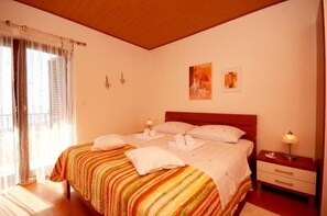 3 bedrooms, iron/ironing board, travel crib