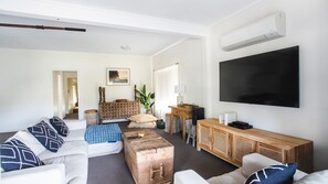 Smart TV, Netflix, streaming services, stereo