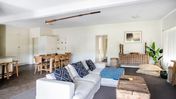 Smart TV, Netflix, streaming services, stereo - FREE NIGHT. Pay for 2 stay for 3 (Mollymook Beach)